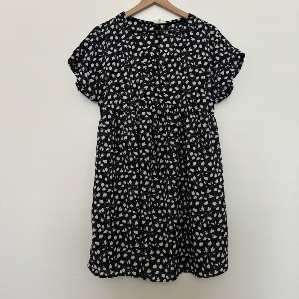 Black and white light weight v neck dress - Picture 1 of 14